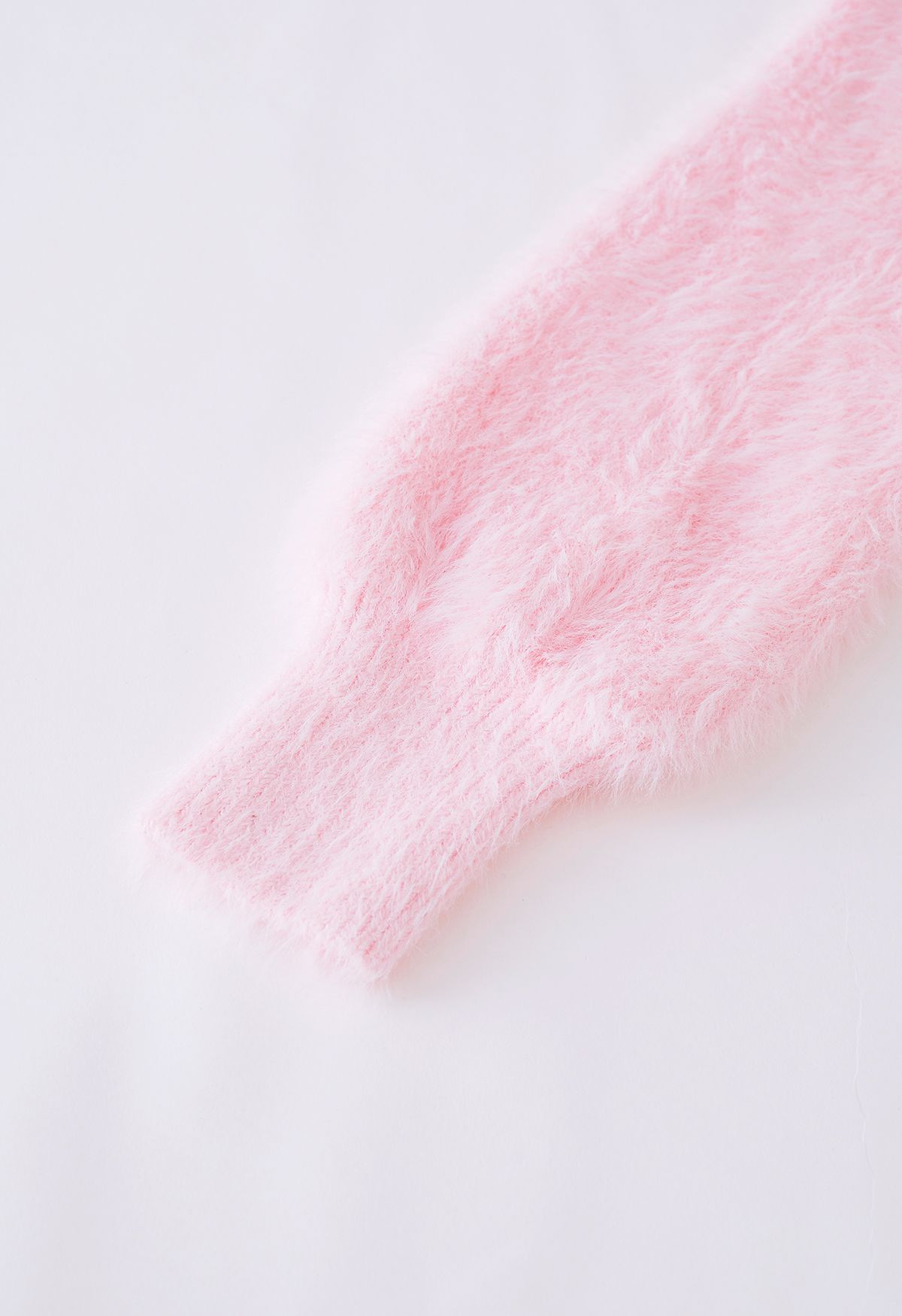 Cardigan en tricot pelucheux avec broche à nœud diamant en rose