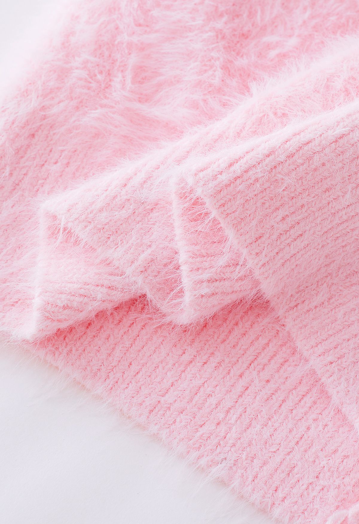 Cardigan en tricot pelucheux avec broche à nœud diamant en rose