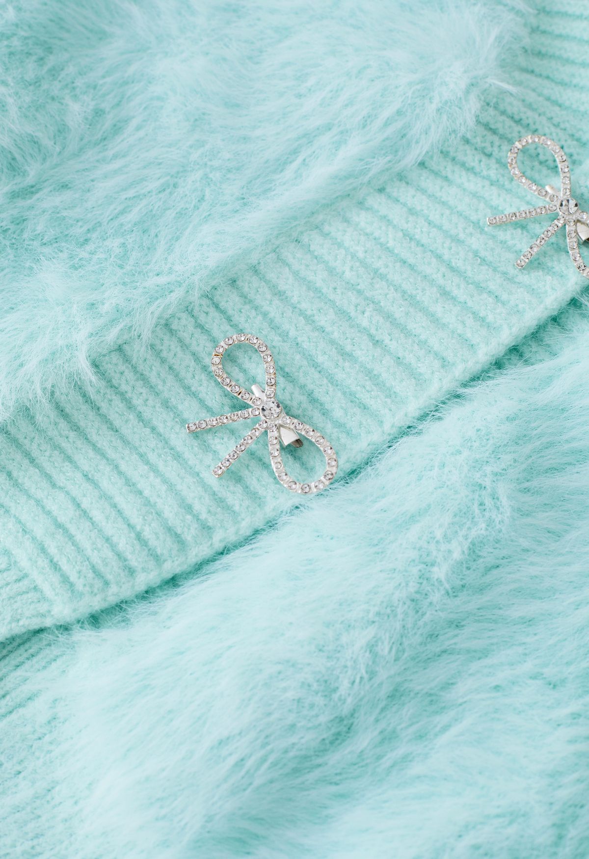 Cardigan en tricot pelucheux avec broche à nœud diamant en menthe