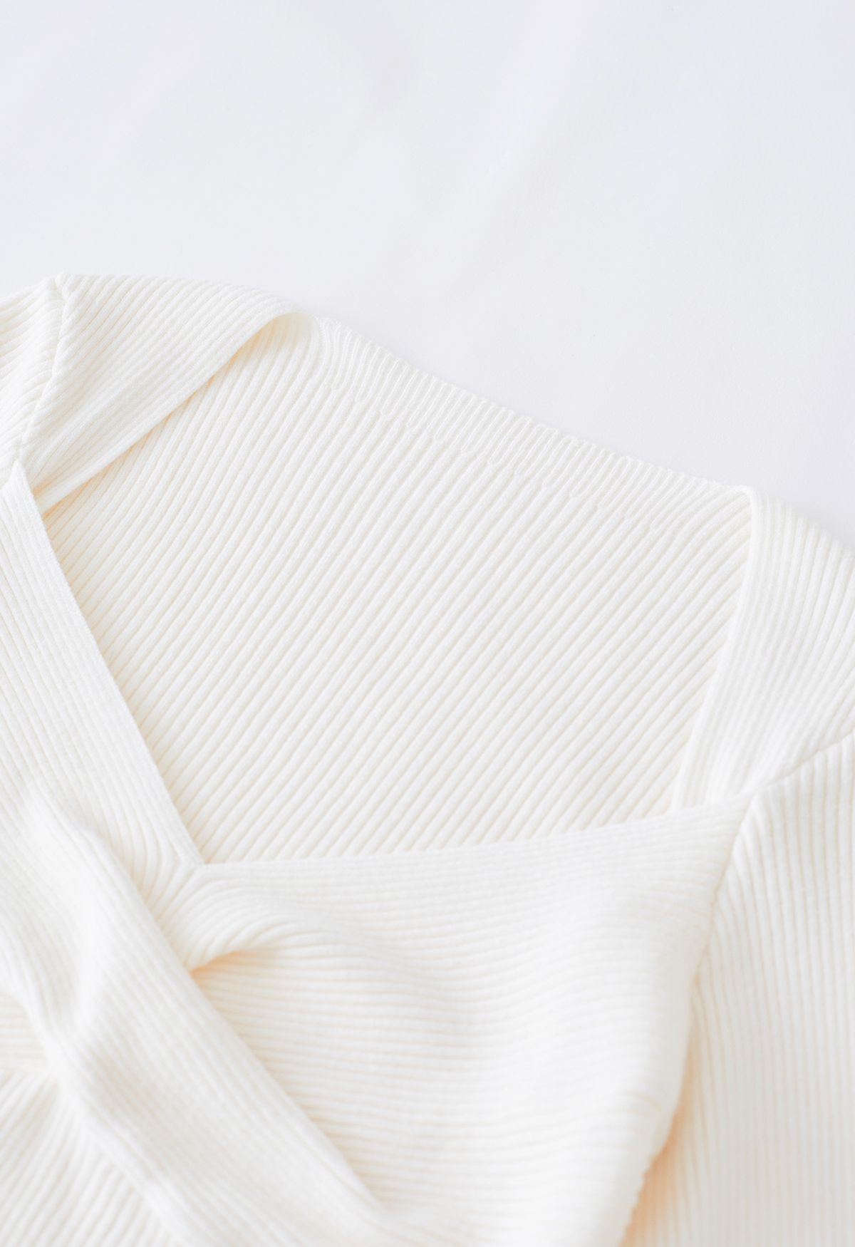 Haut en tricot côtelé torsadé sur le devant en blanc