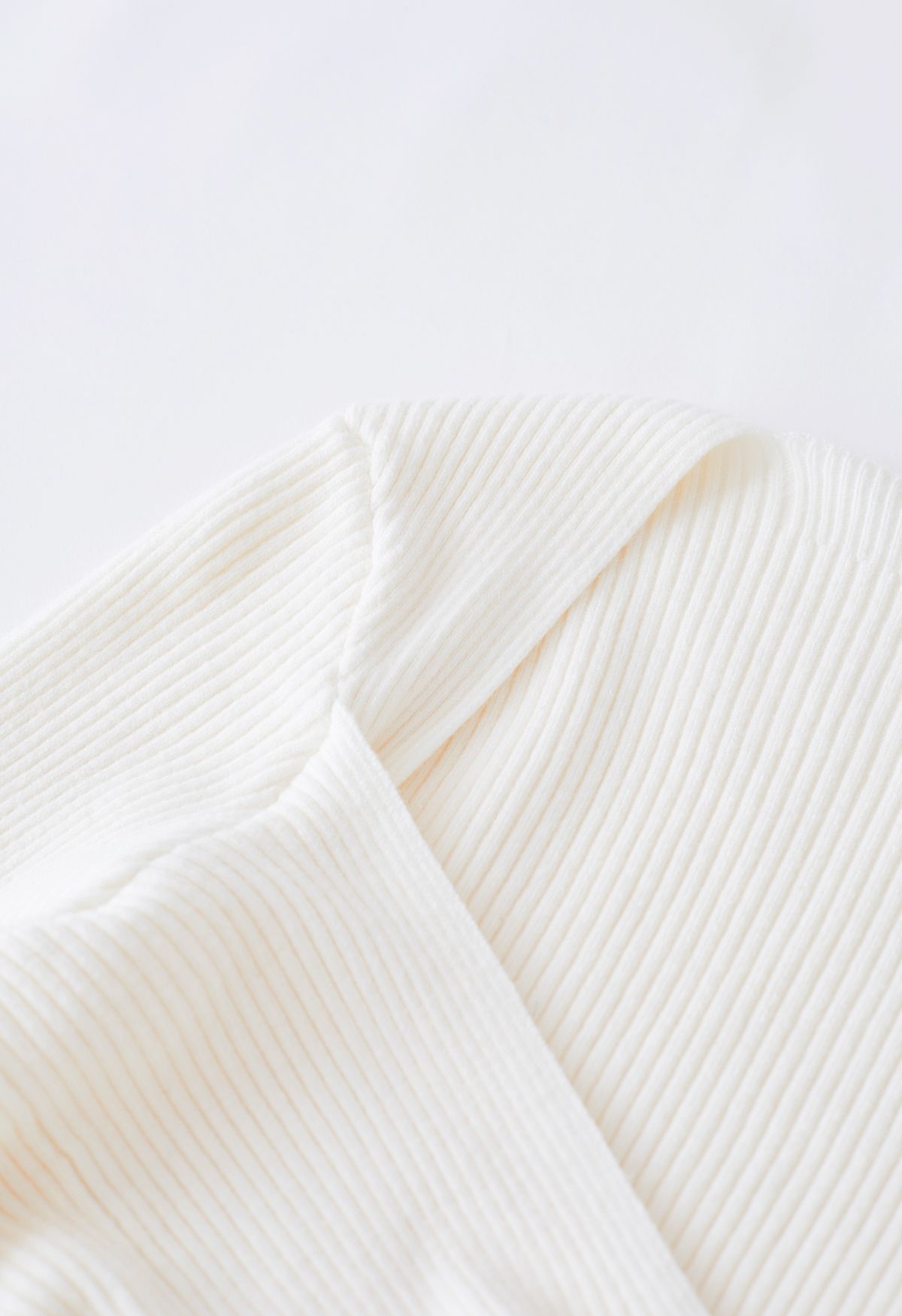 Haut en tricot côtelé torsadé sur le devant en blanc