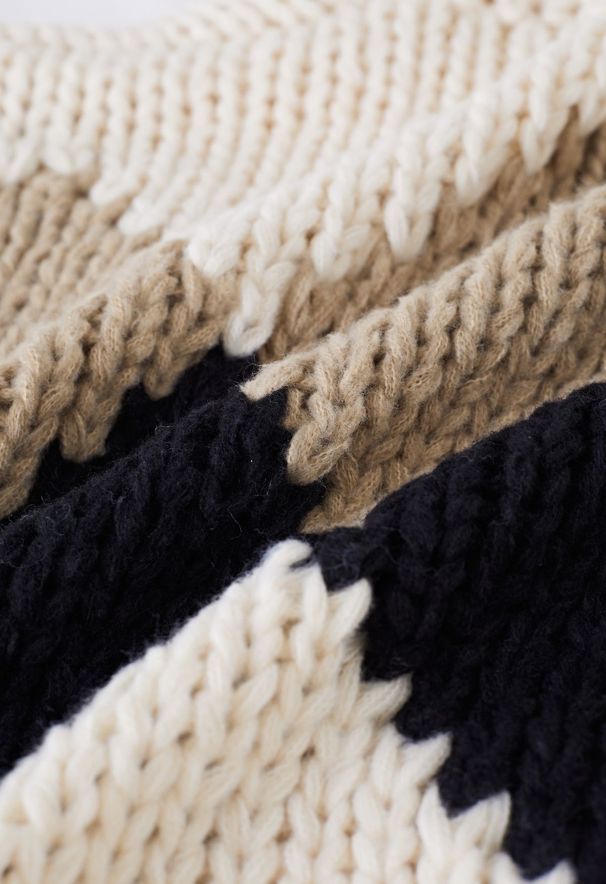 Pull épais tricoté à la main avec losanges colorés