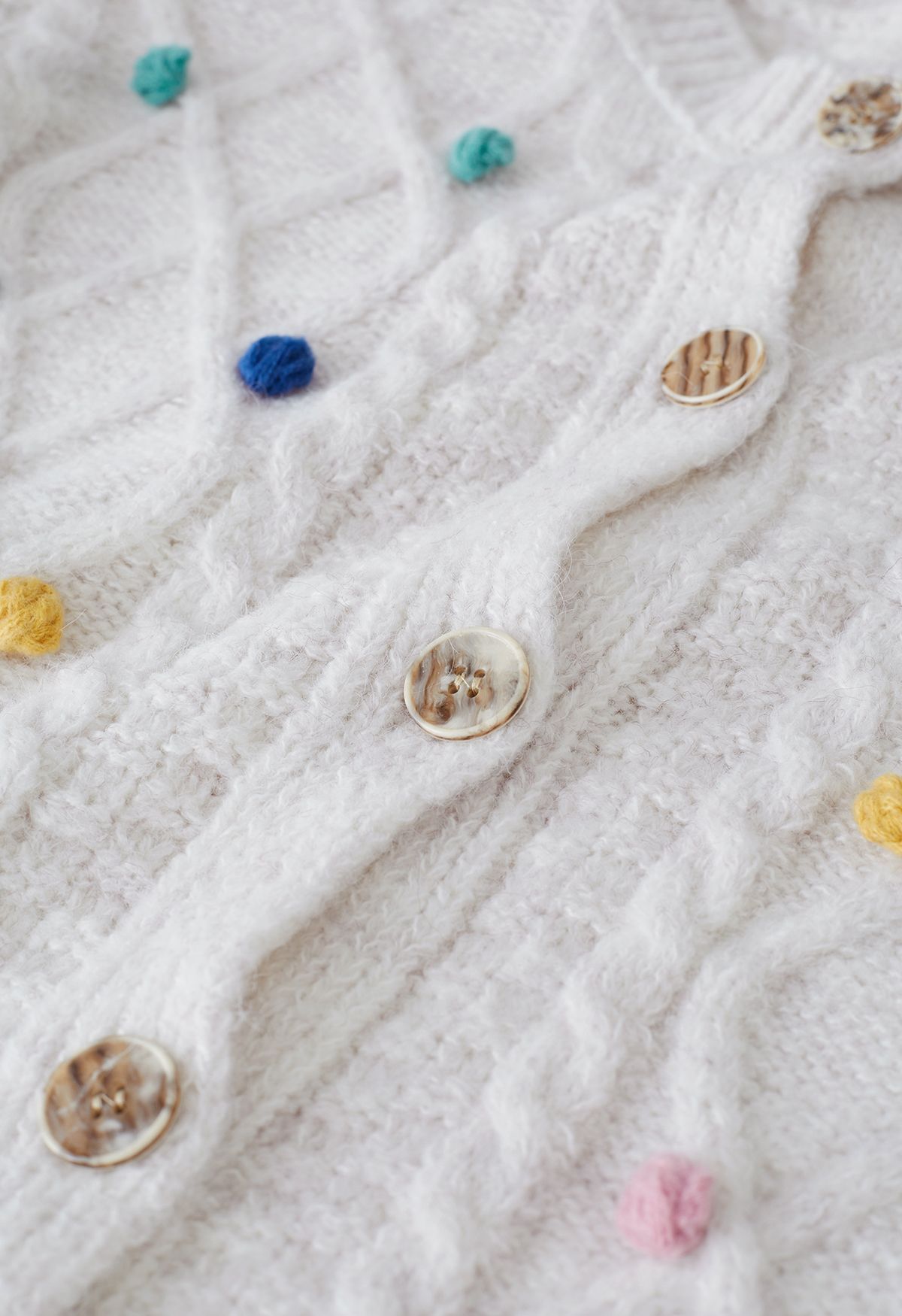 Cardigan coloré en tricot à losanges avec pompons en ivoire