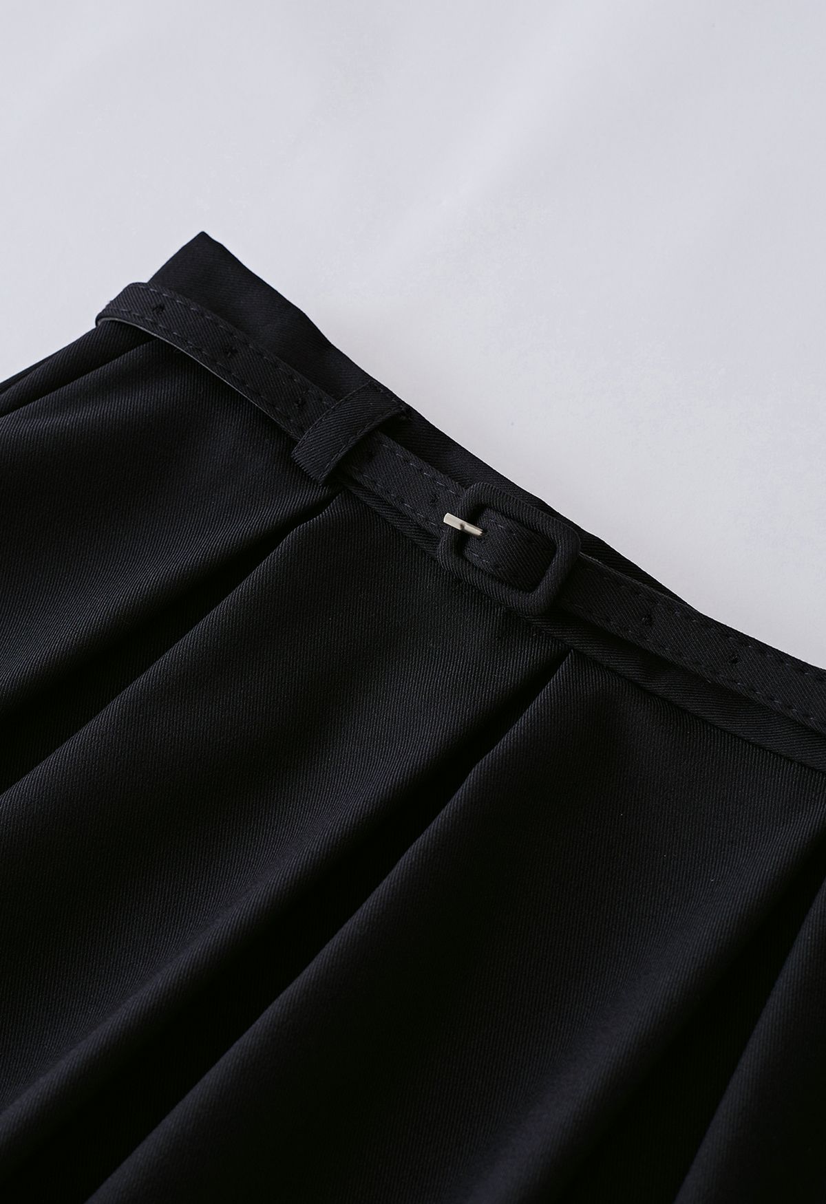 Jupe mi-longue à ceinture plissée et poches latérales en noir