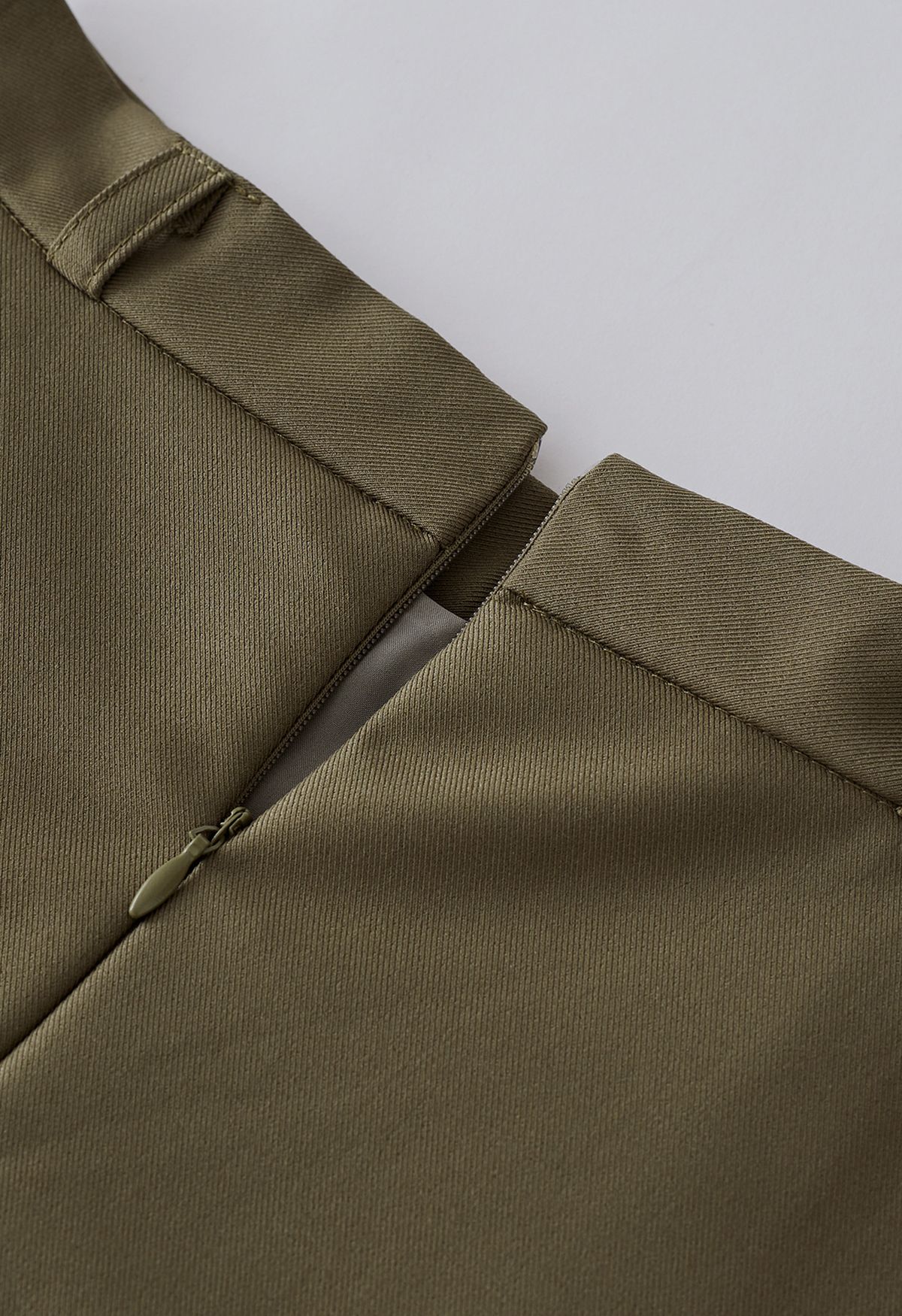 Jupe mi-longue à ceinture plissée et poches latérales en vert mousse
