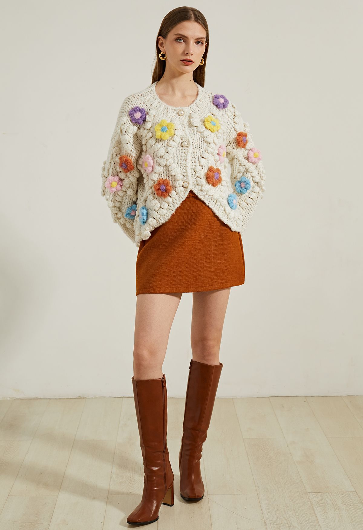 Cardigan boutonné en tricot fleuri à pompons