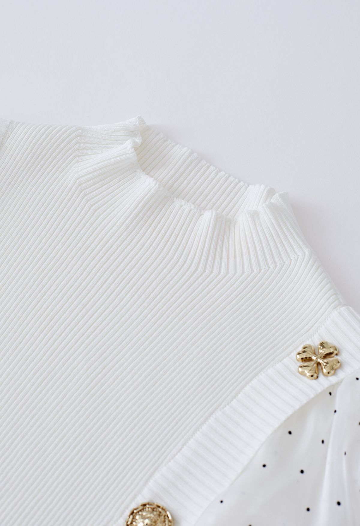 Haut en tricot boutonné à manches pointillées épissées en blanc