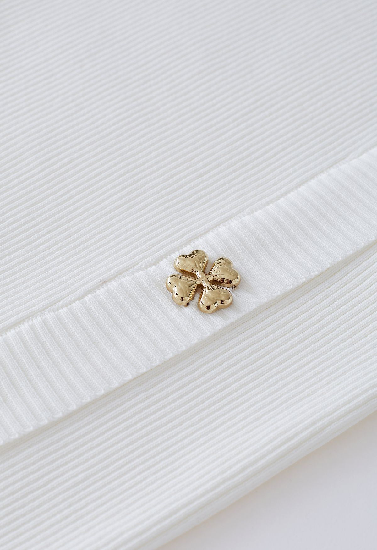 Haut en tricot boutonné à manches pointillées épissées en blanc