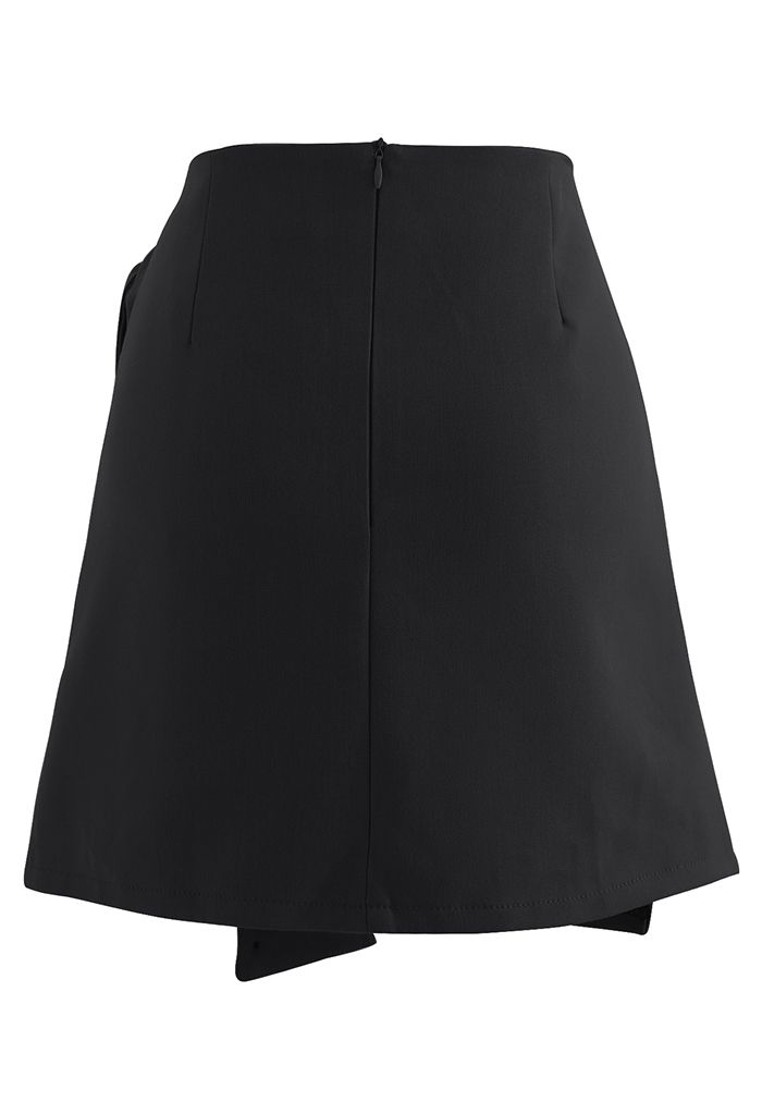 Mini-jupe nouée à la taille avec rabat sur le devant en noir