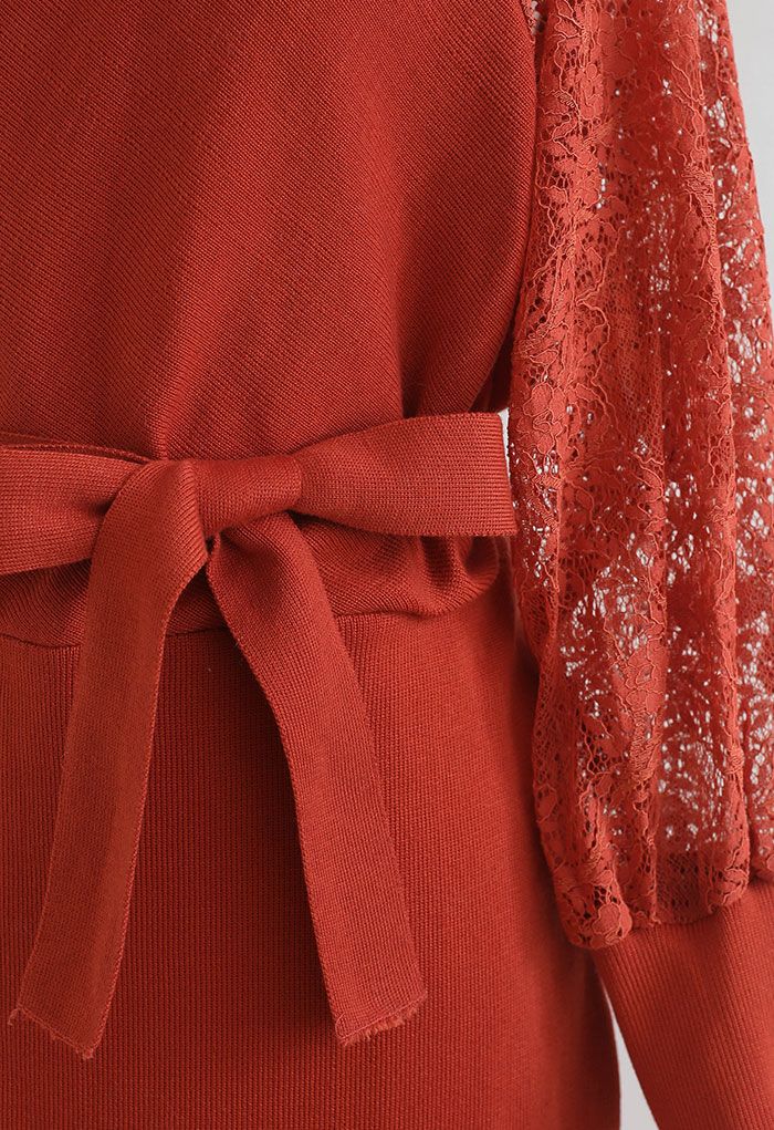 Robe en maille enveloppée à manches en dentelle en rouge