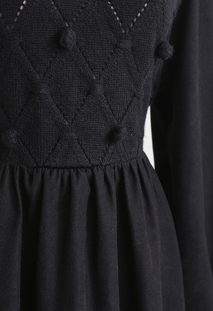 Robe épissée en tricot à losanges et pompons en noir