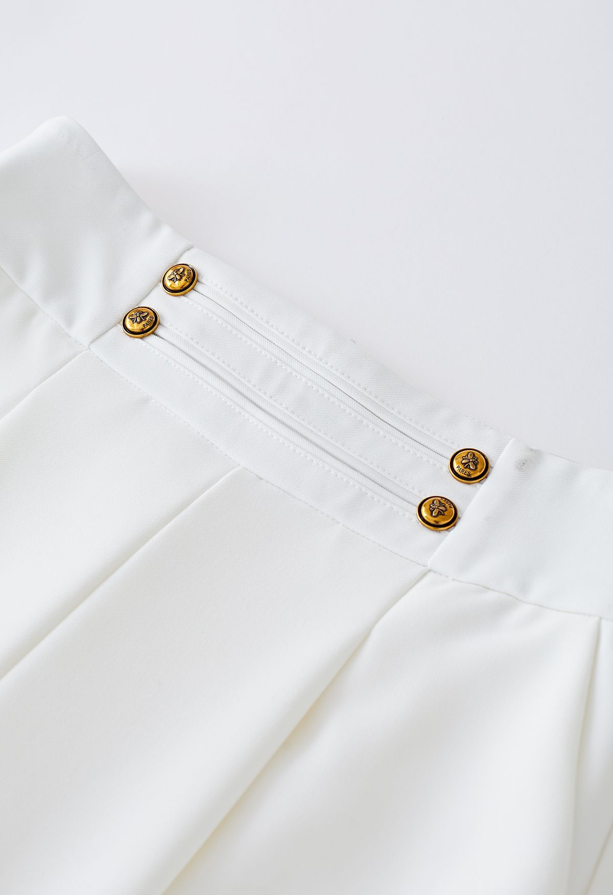 Pantalon large à bouton doré en blanc