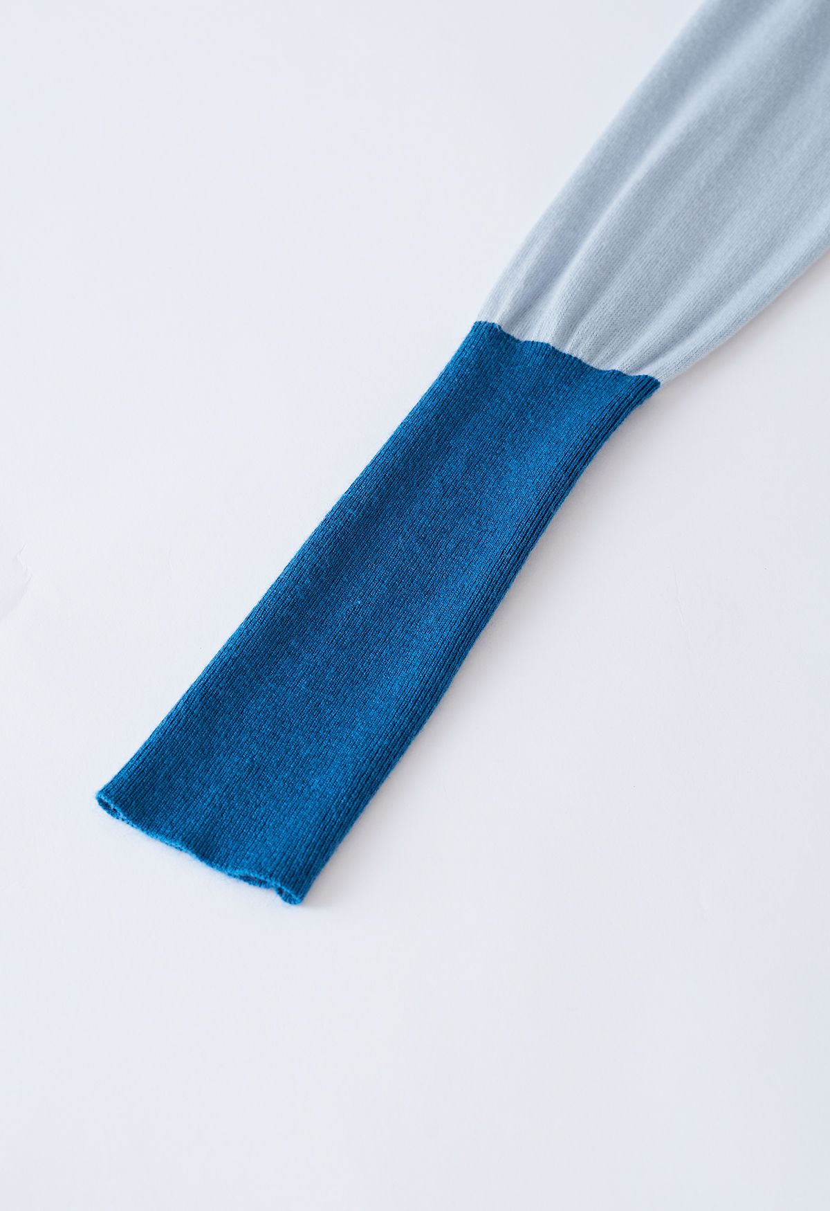 Haut en tricot à col roulé et blocs de couleur en bleu bébé