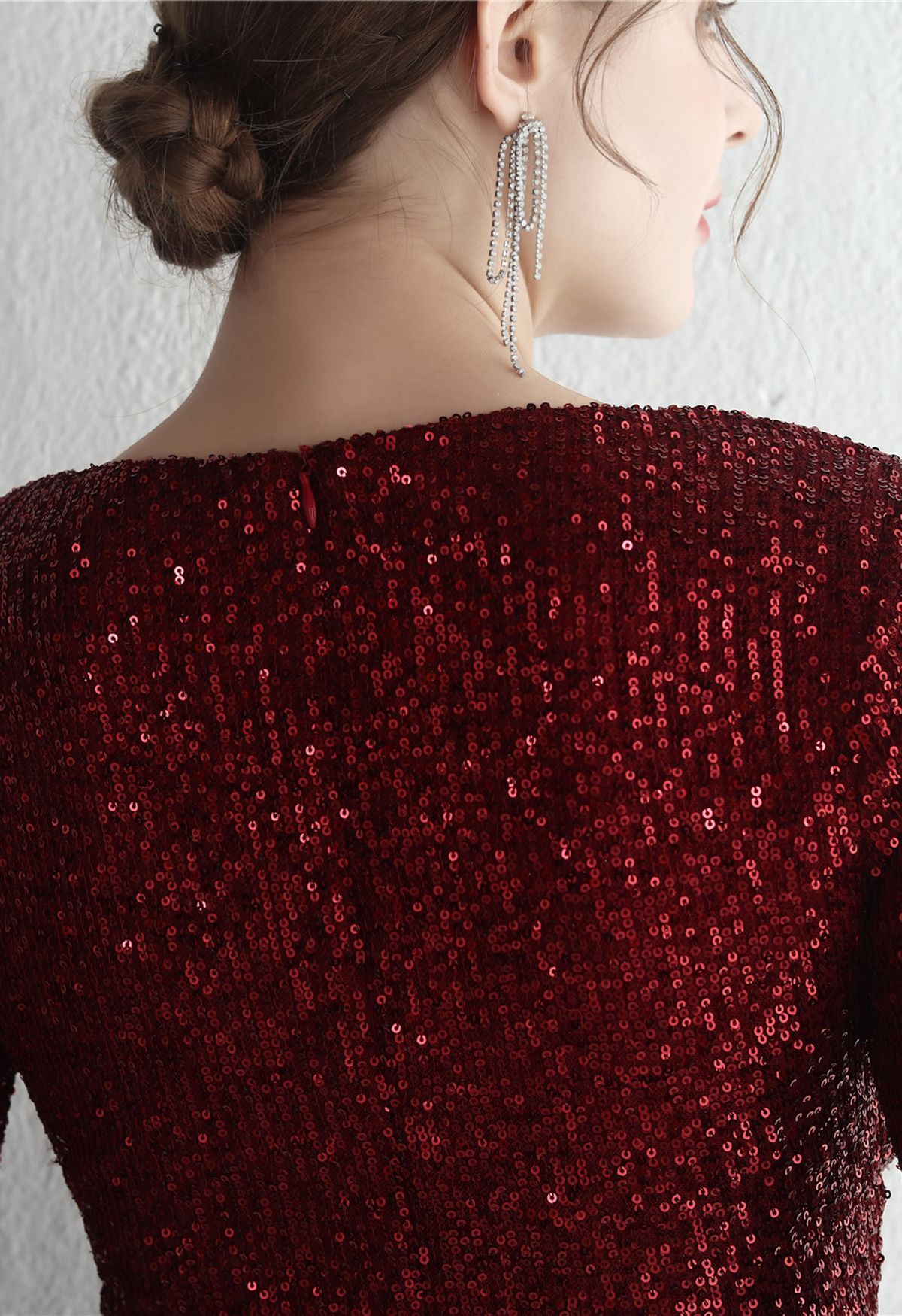 Robe de cocktail à sequins et manches longues à encolure en V en bordeaux