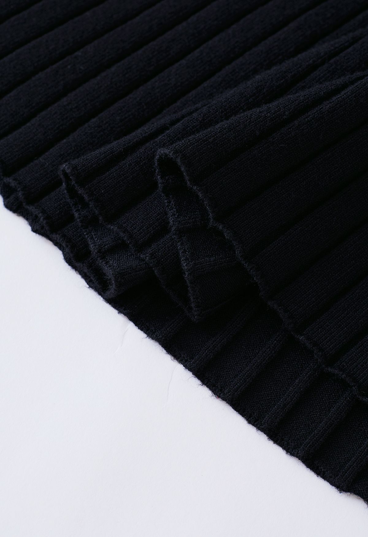Robe mi-longue texturée à volants en noir