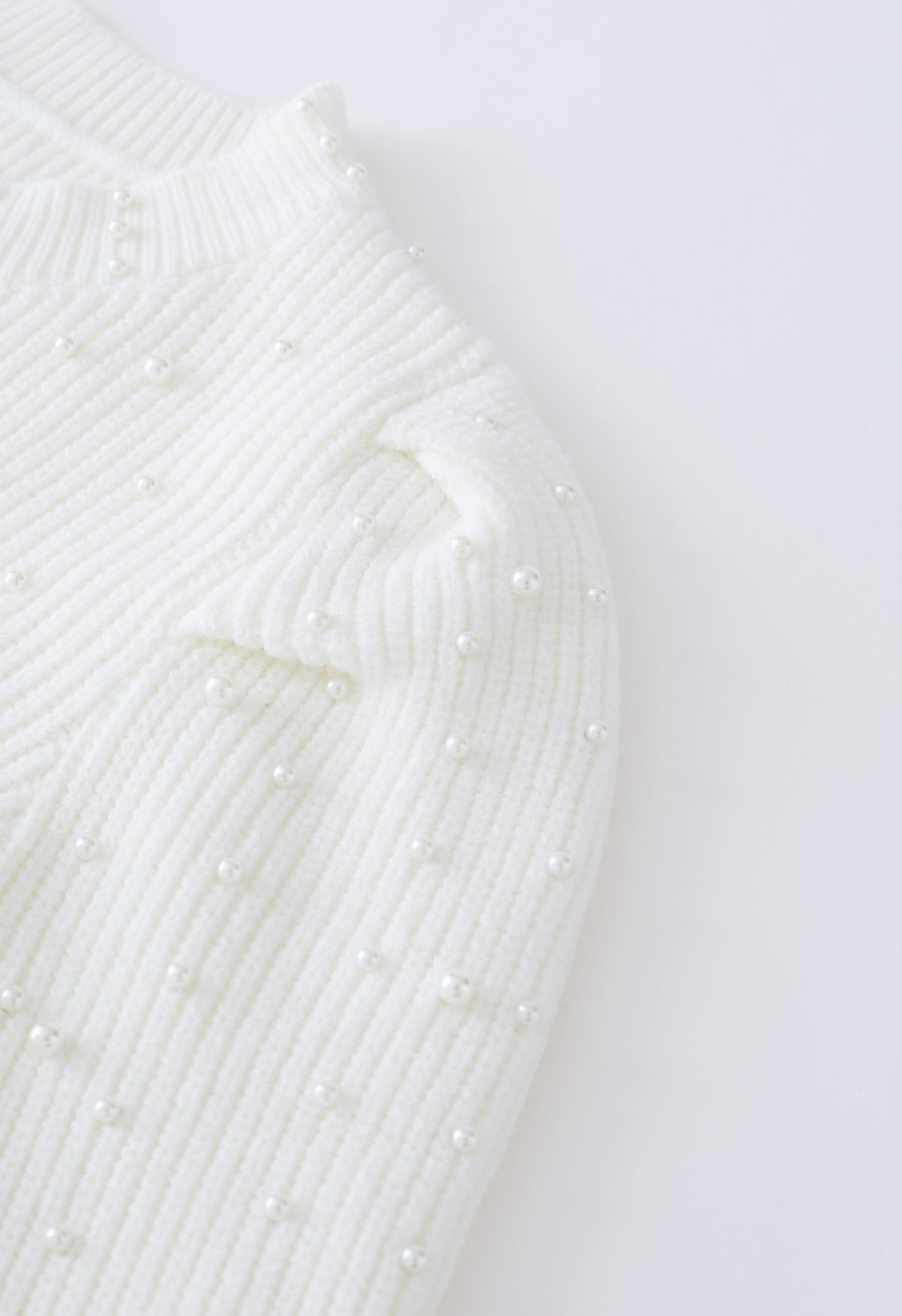 Robe en maille à manches bouffantes ornée de perles en blanc