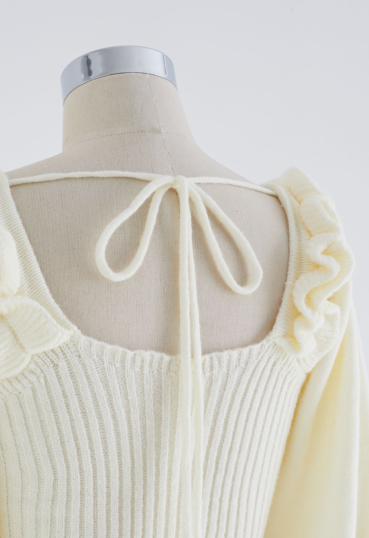 Mini-robe en tricot à encolure dégagée et nœud noué en crème