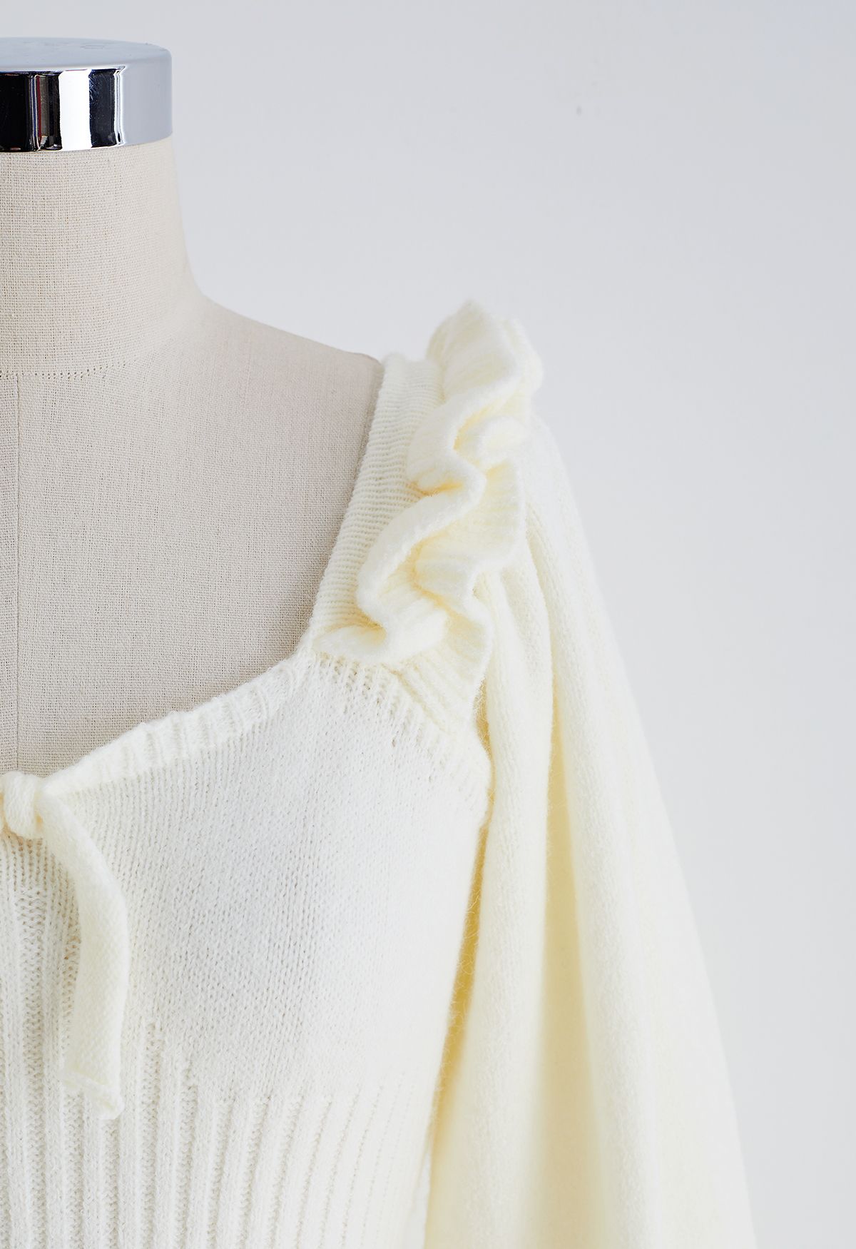 Mini-robe en tricot à encolure dégagée et nœud noué en crème