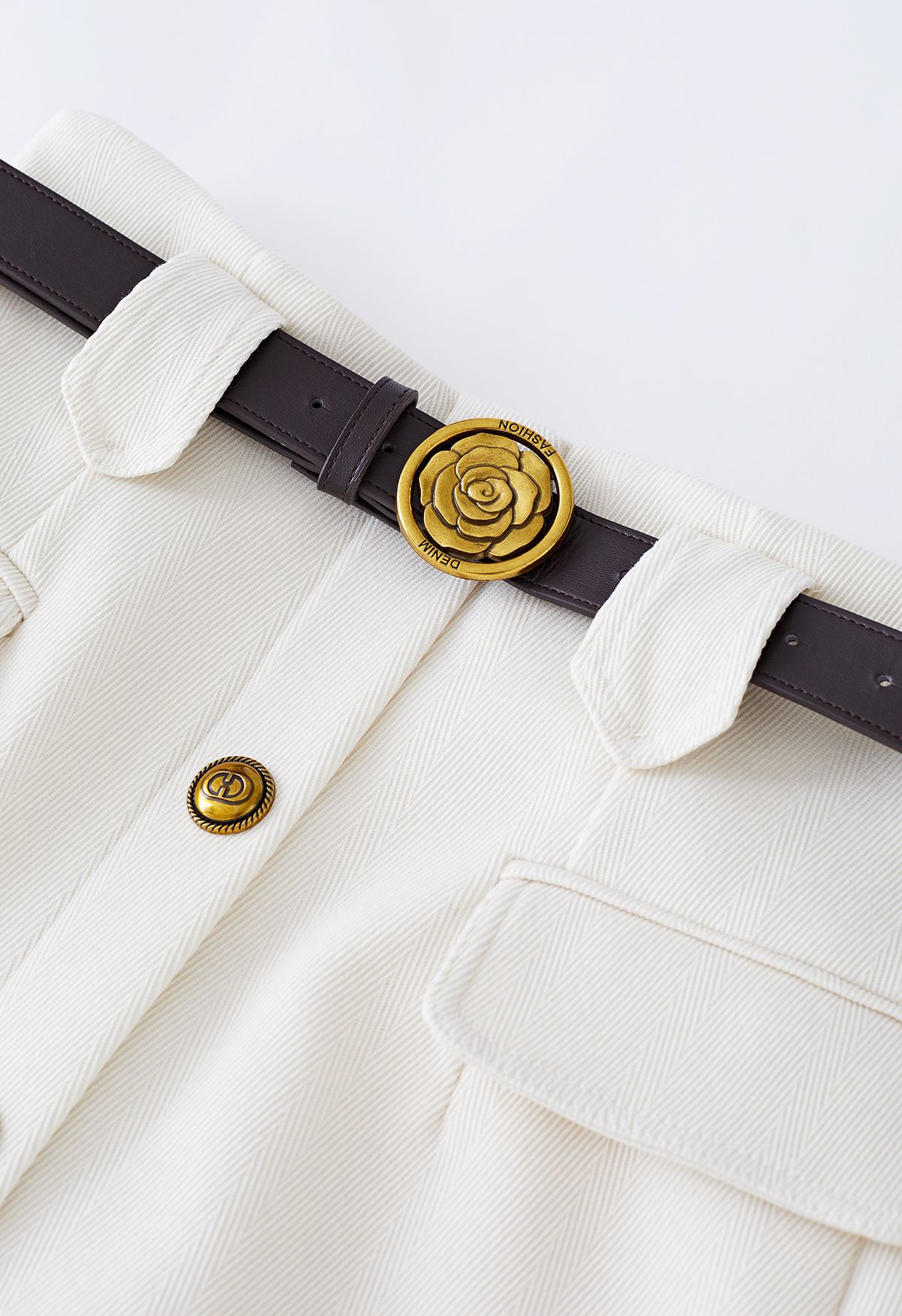 Jupe mi-longue Vintage boutonnée avec poche à rabat en blanc