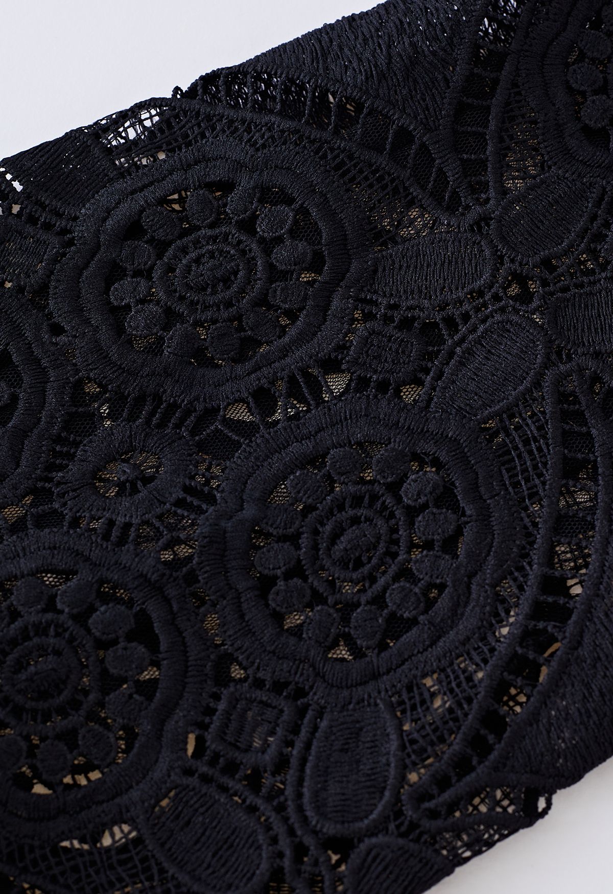 Haut en tricot fleuri à manches crochetées en noir