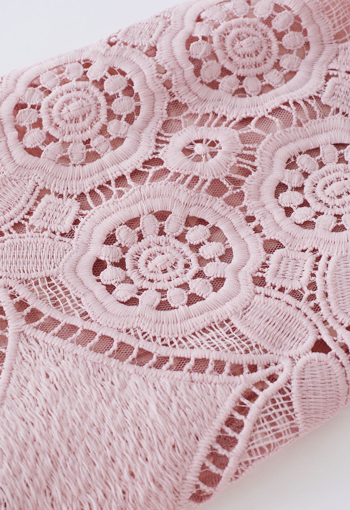 Haut en tricot fleuri à manches crochetées en rose