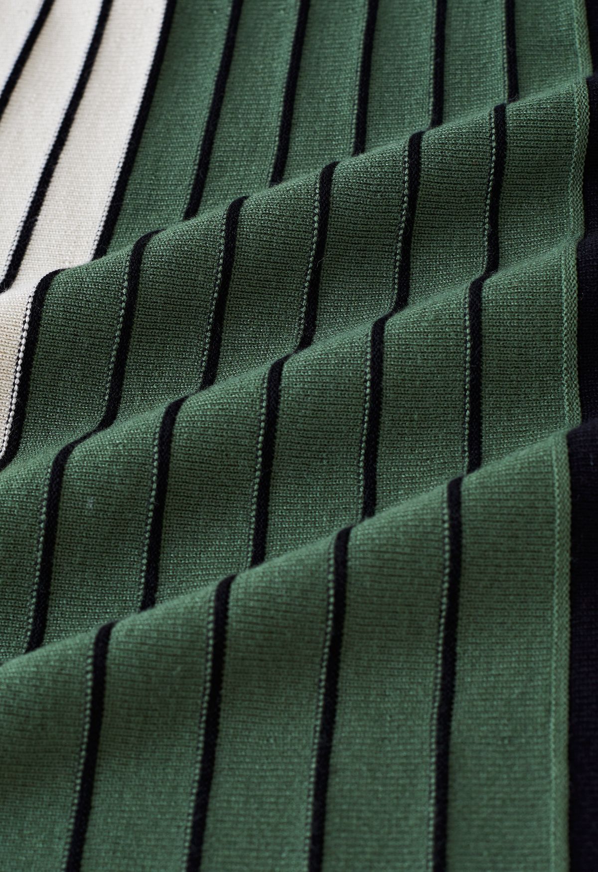 Jupe mi-longue à effet plissé color block en vert armée