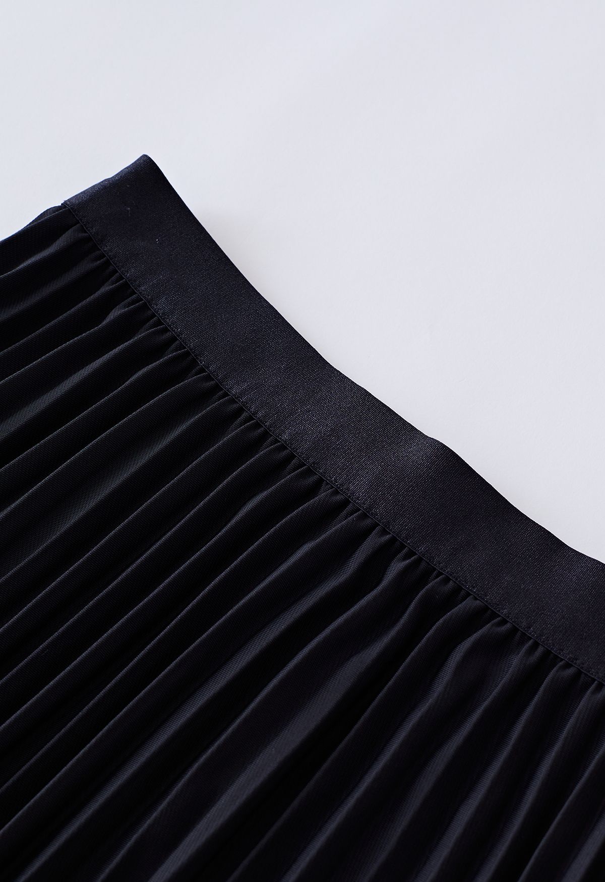 Jupe mi-longue plissée à coutures noires