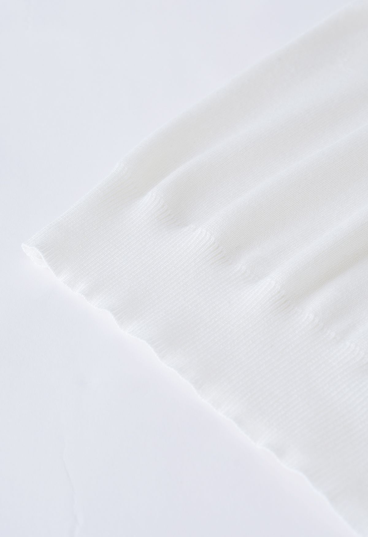 Haut en tricot fleuri à manches crochetées en blanc