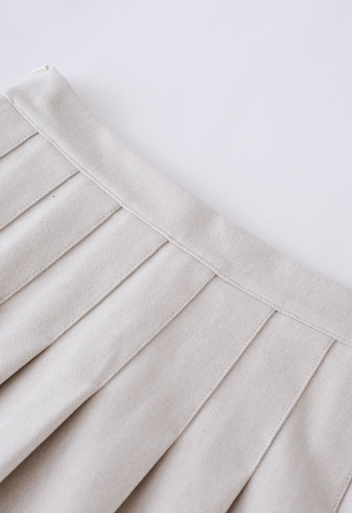 Jupe patineuse plissée en laine mélangée taille haute en ivoire