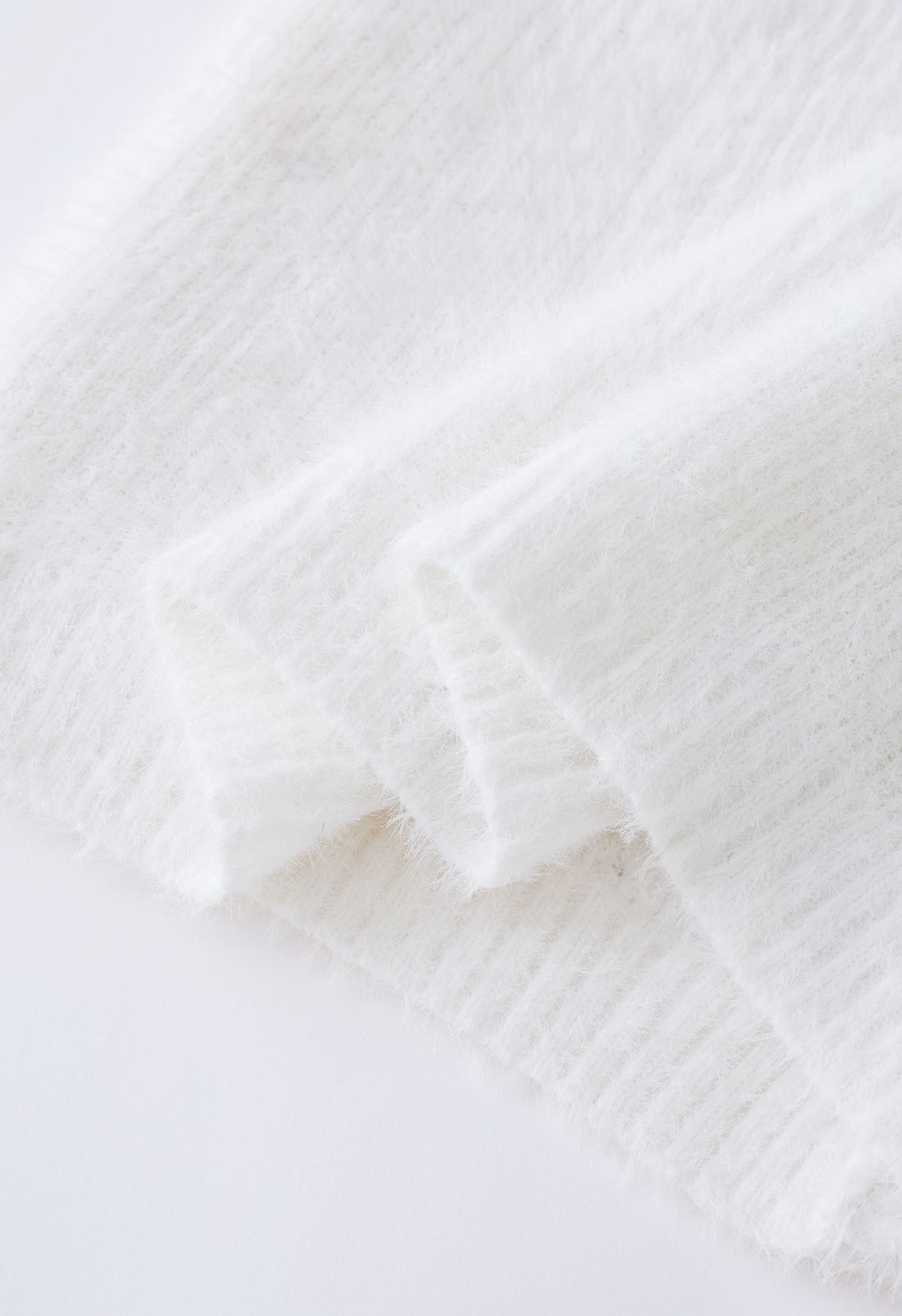 Cardigan en tricot pelucheux avec poches bordées de perles en blanc