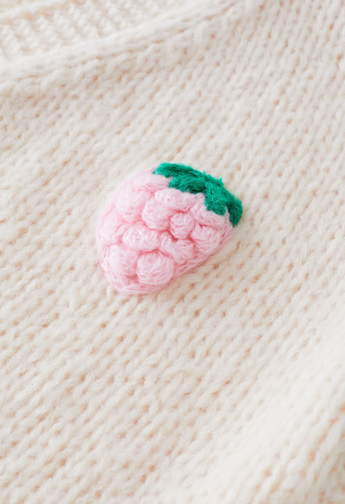 Cardigan tricoté à la main boutonné aux fraises Stitch en crème