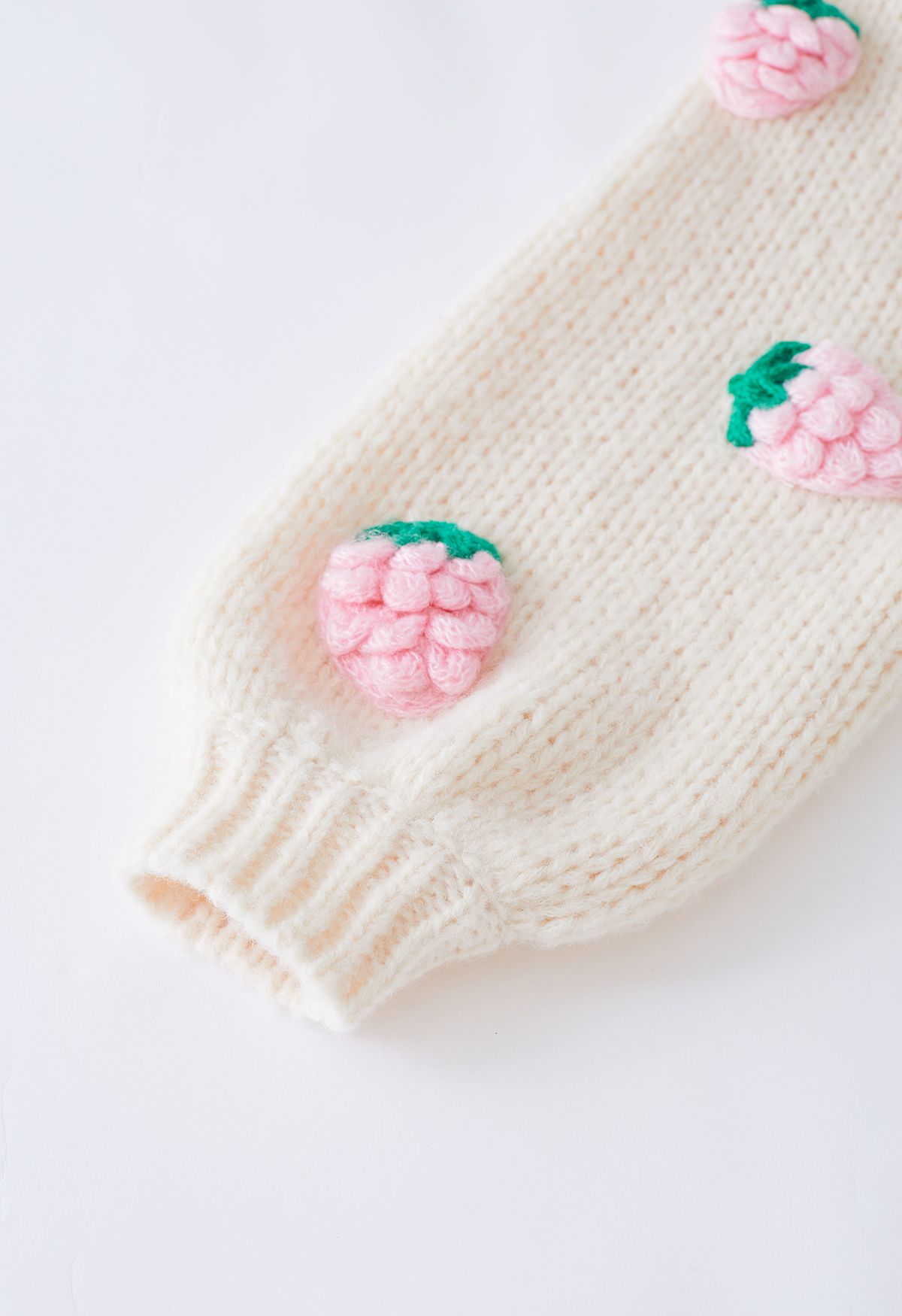 Cardigan tricoté à la main boutonné aux fraises Stitch en crème