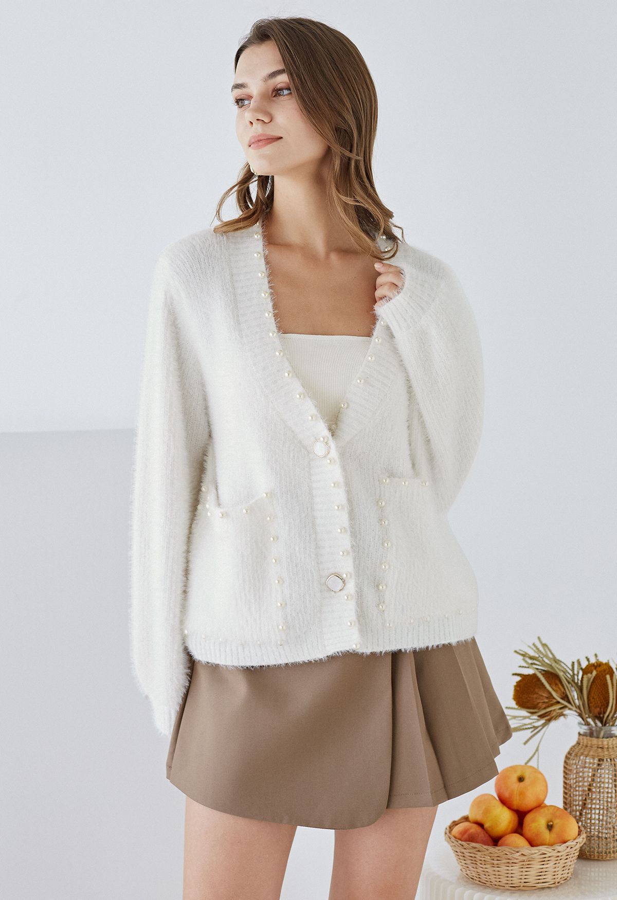 Cardigan en tricot pelucheux avec poches bordées de perles en blanc