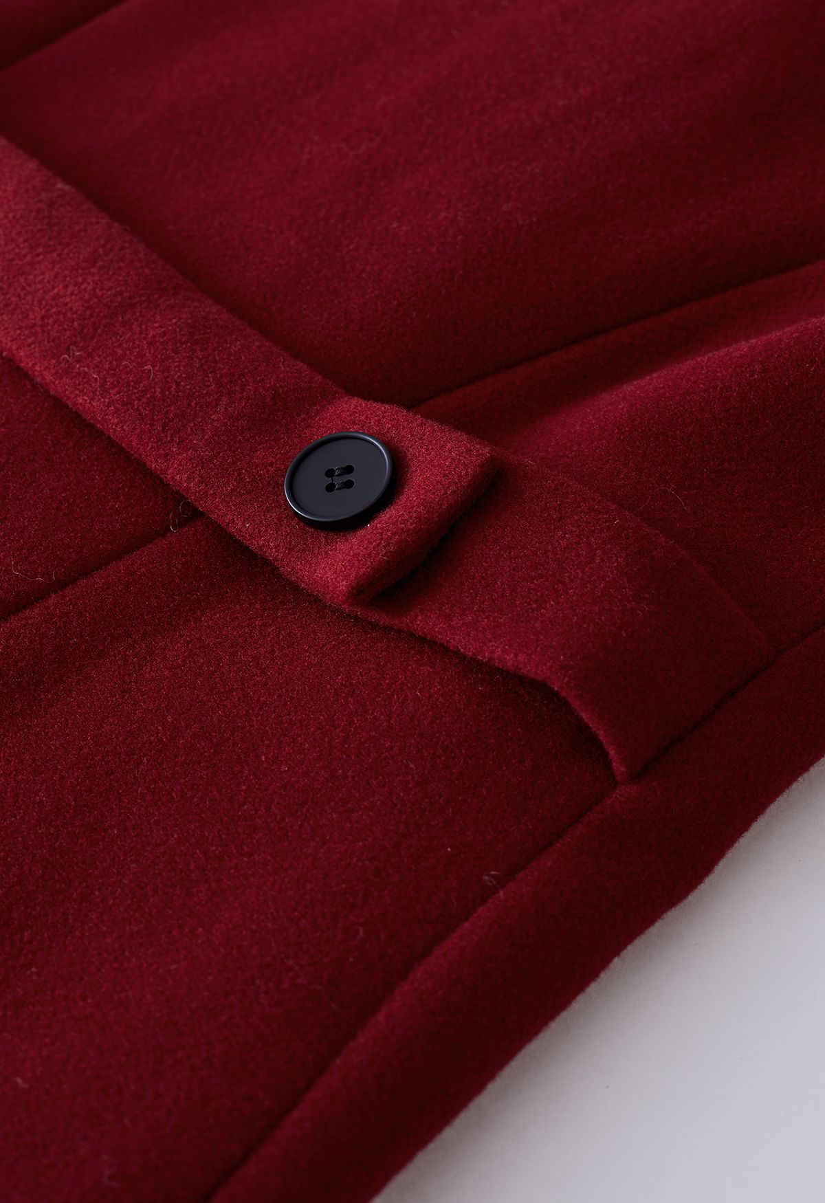 Manteau long évasé à double boutonnage et revers larges en rouge