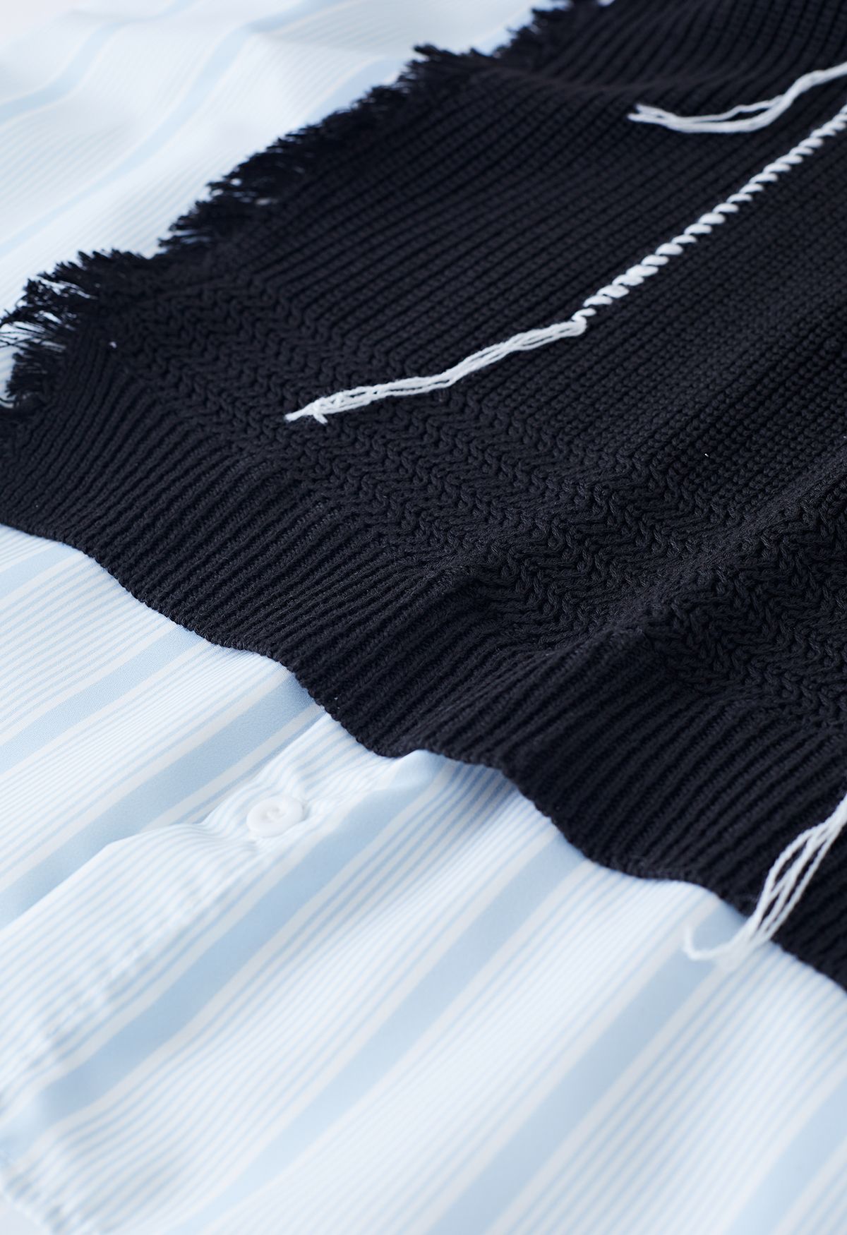 Chemise oversize rayée épissée en tricot avec détails effilochés en noir