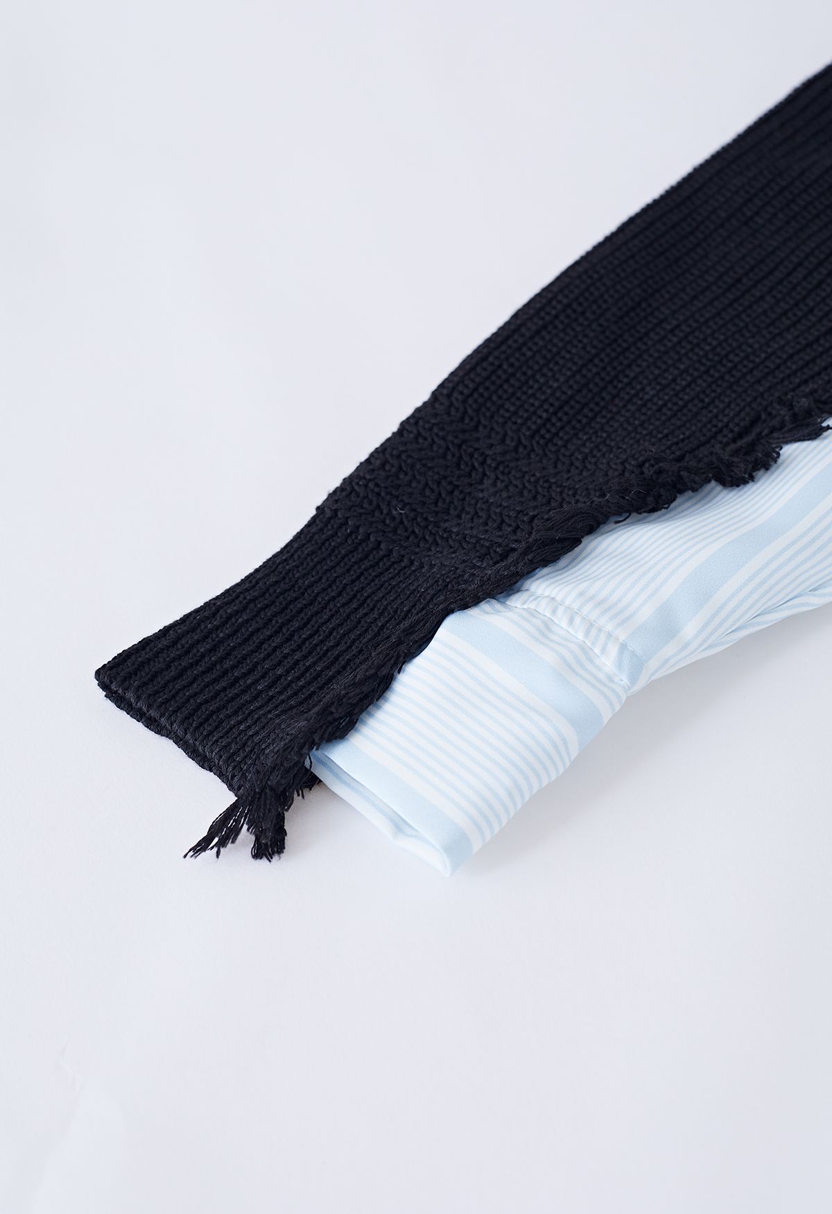 Chemise oversize rayée épissée en tricot avec détails effilochés en noir