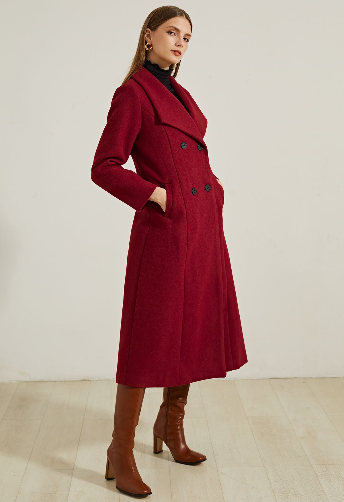 Manteau long évasé à double boutonnage et revers larges en rouge