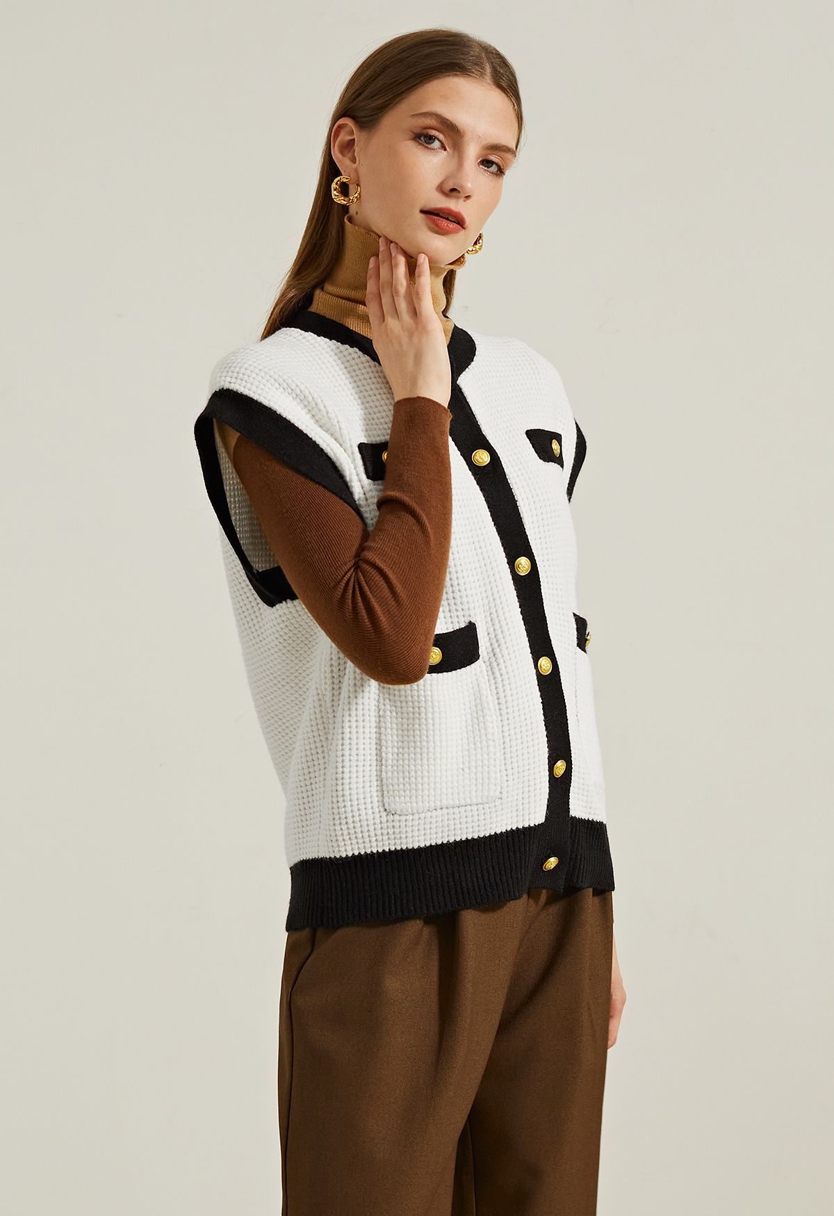 Gilet en tricot orné de boutons à bord contrasté en blanc