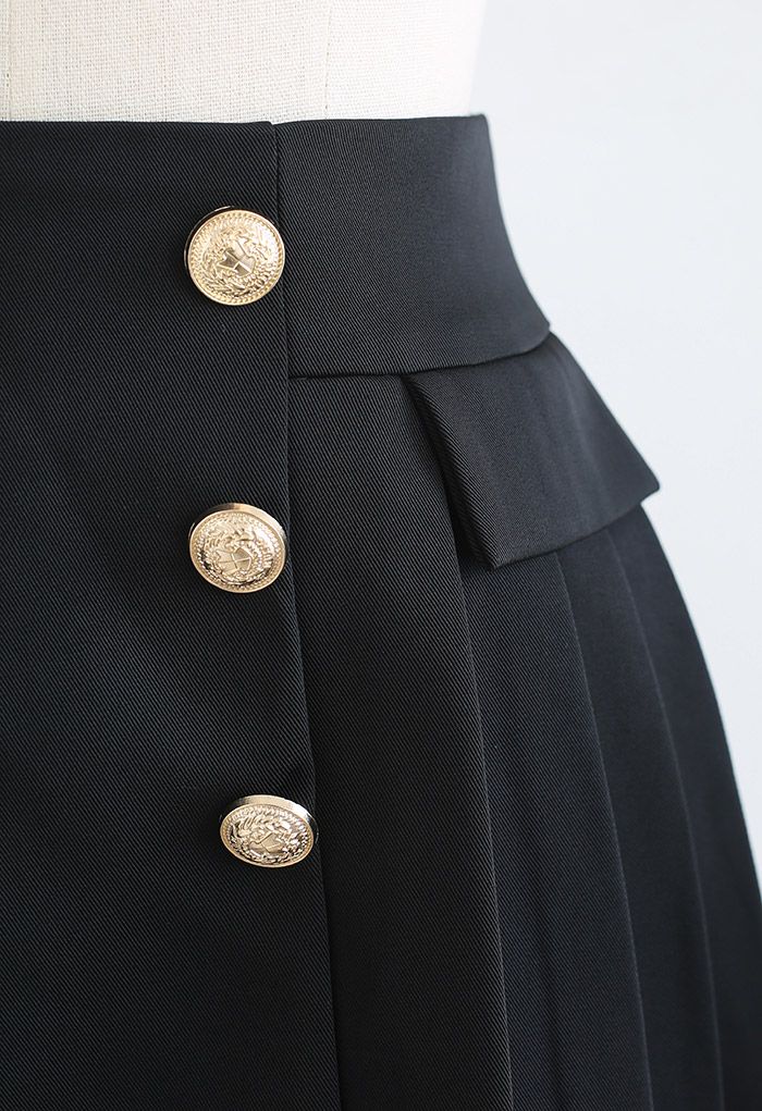 Mini-jupe plissée à boutons dorés subtils en noir