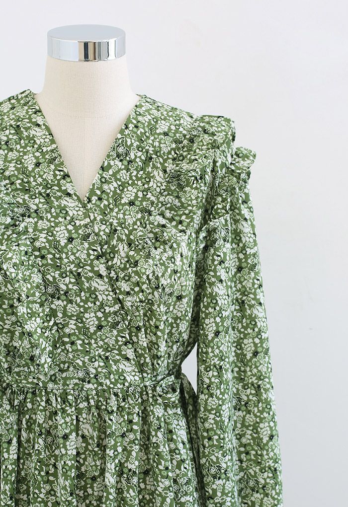 Robe mi-longue à imprimé petites fleurs et col en V en vert