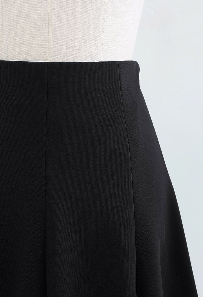 Mini-jupe évasée à ourlet brut en noir