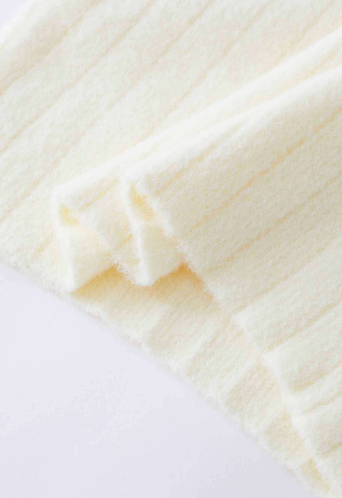 Haut court en tricot à découpes torsadées et épaules dénudées en crème