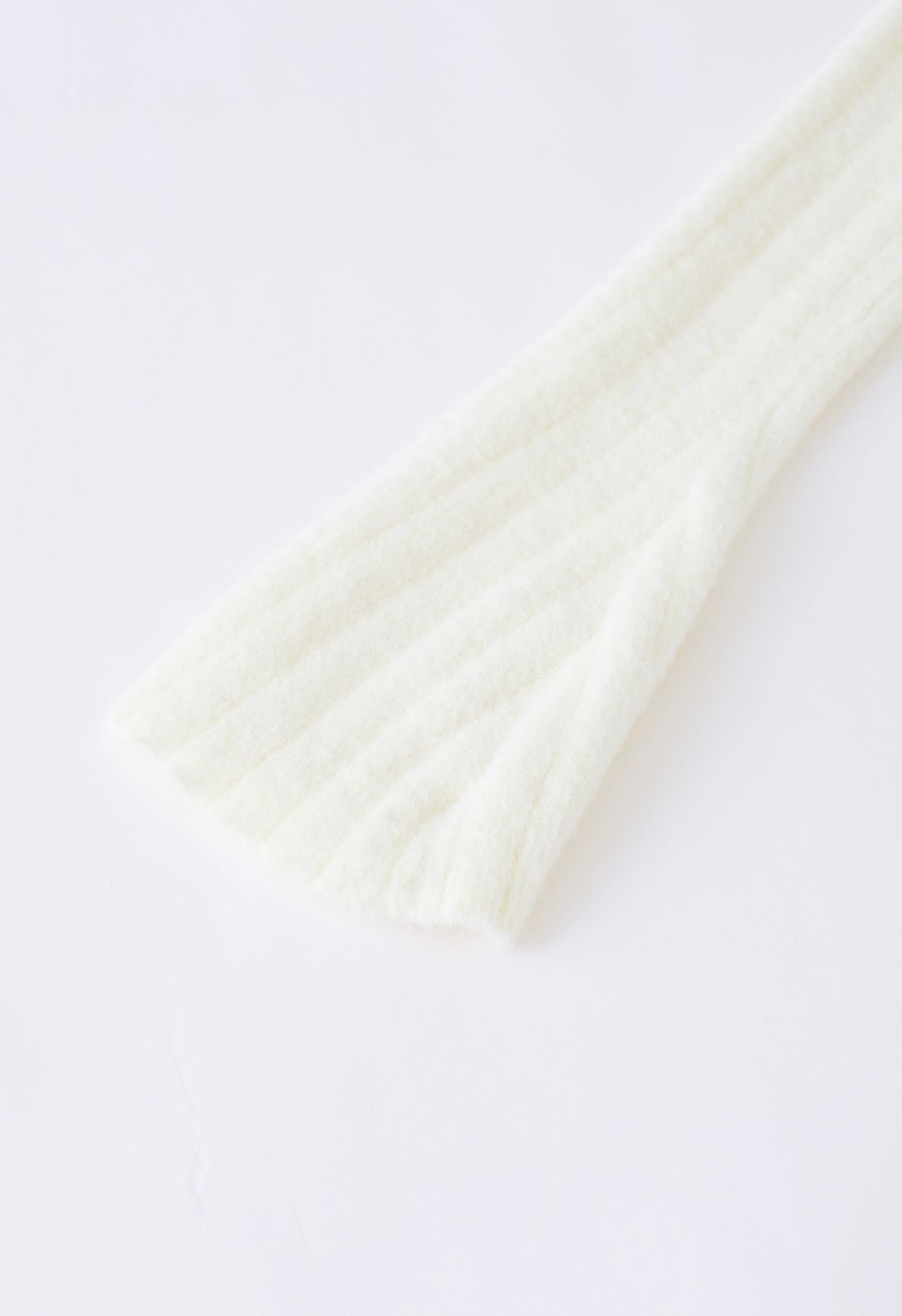 Haut court en tricot à découpes torsadées et épaules dénudées en crème