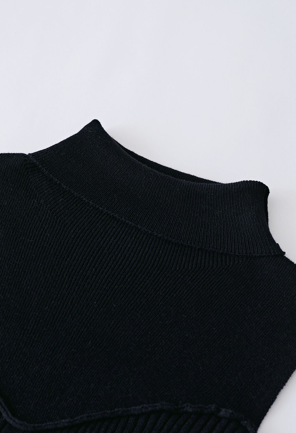 Haut en tricot à épaules dénudées et col montant en noir