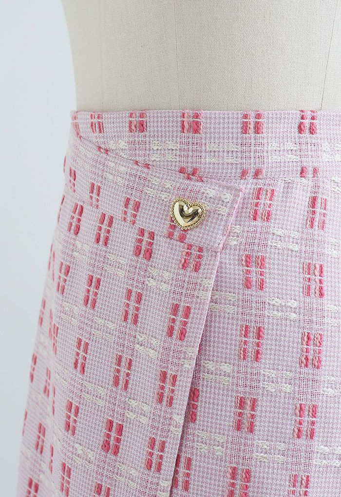 Mini-jupe en tweed à rabat avec boutons en forme de cœur en rose