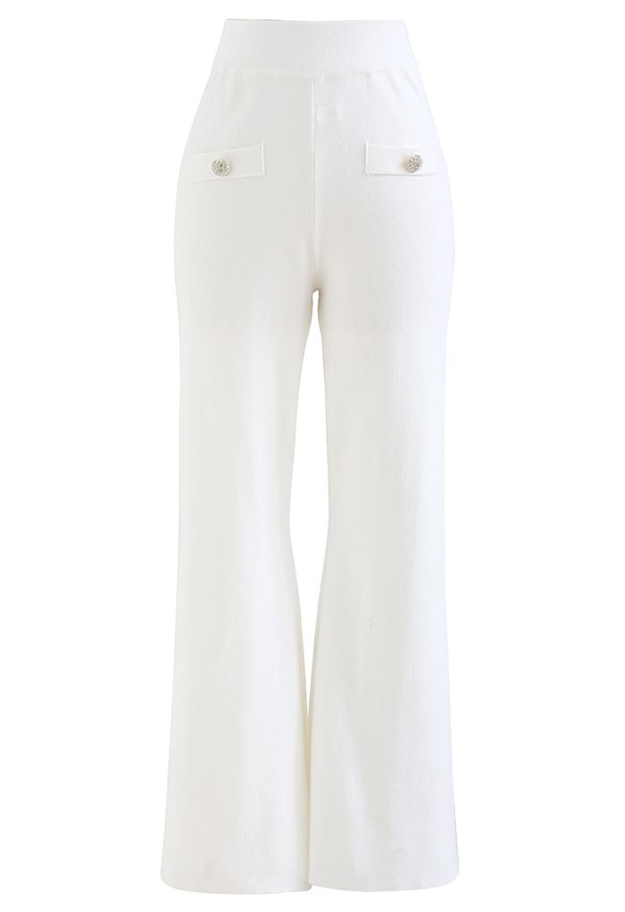Pantalon en tricot boutonné à jambe droite en blanc