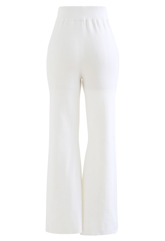 Pantalon en tricot boutonné à jambe droite en blanc