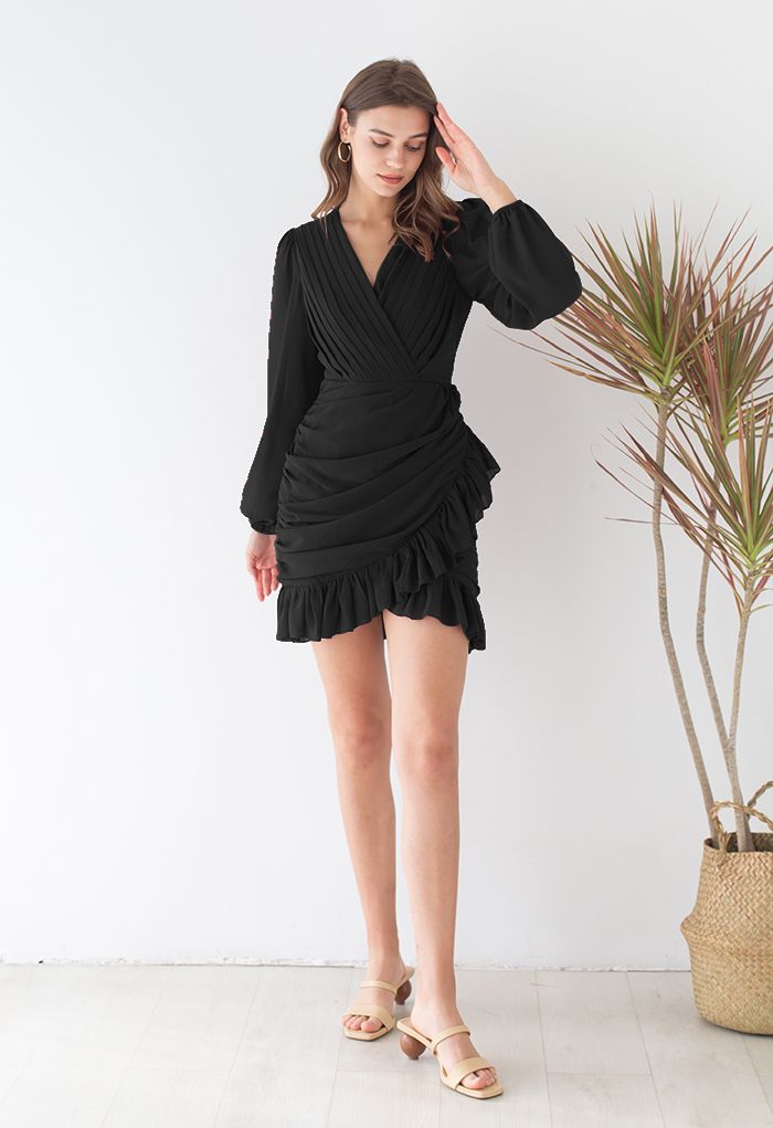 Mini robe en mousseline de soie à col en V et ourlet à volants en noir