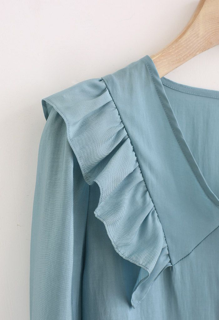 Chemise boutonnée à volants sans col en turquoise