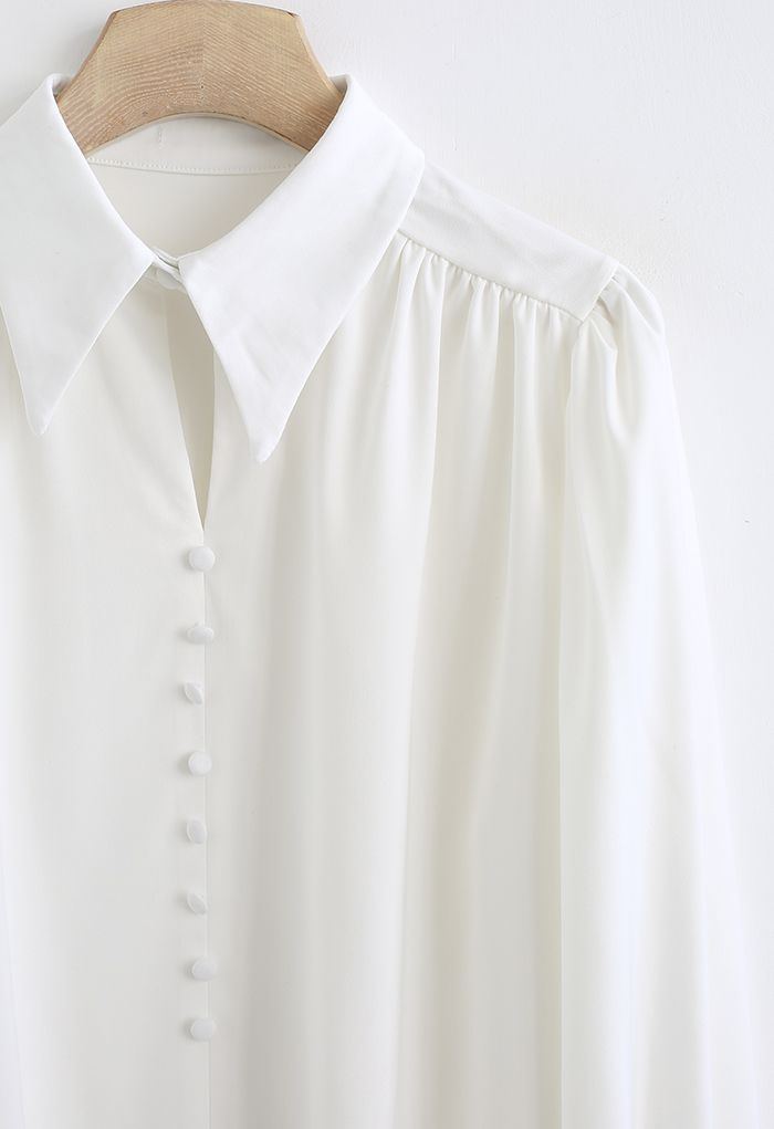 Chemise ornée de boutons en satin élégant en blanc